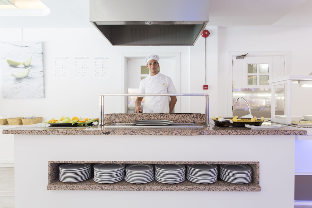 Guya Wave Hotel — Restaurant & bars in Cala Ratjada, Balearic Islands
