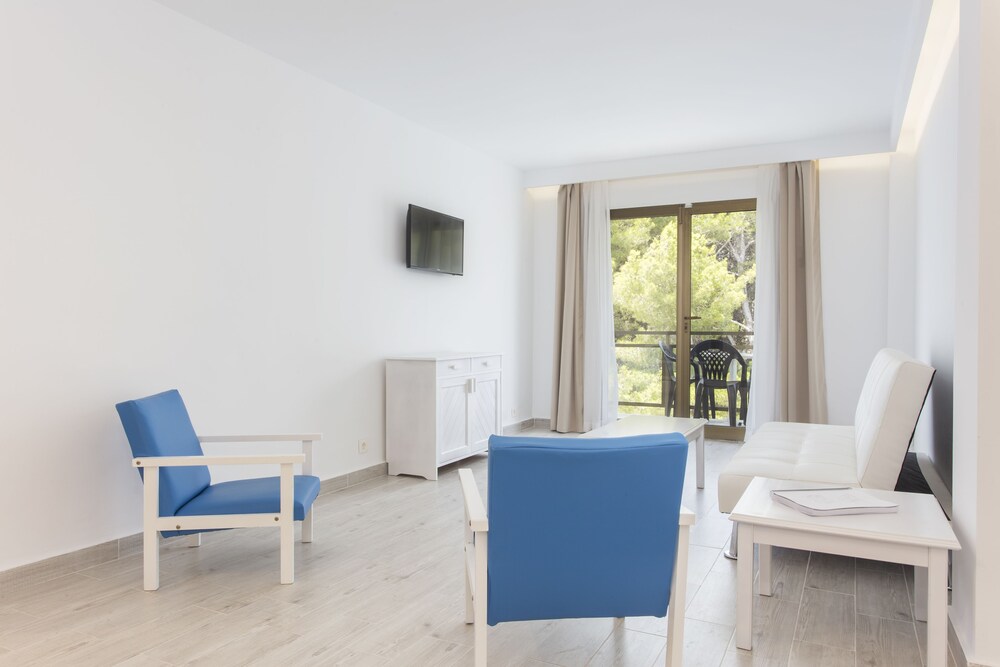 Guya Wave Hotel — Hotel rooms in Cala Ratjada, Balearic Islands
