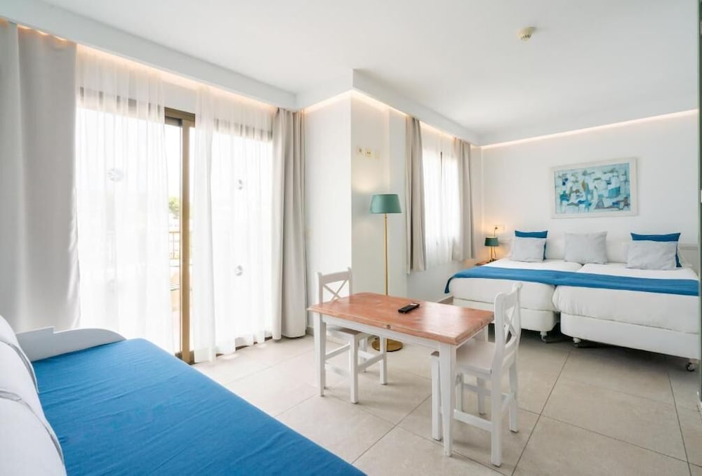 Guya Wave Hotel — Hotel rooms in Cala Ratjada, Balearic Islands