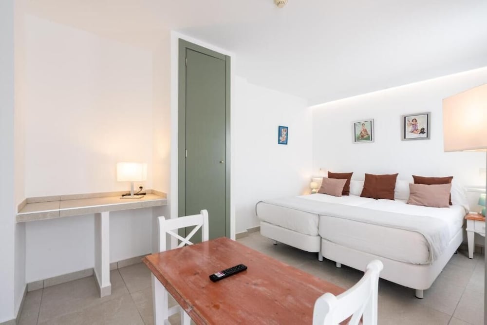 Guya Wave Hotel — Hotel rooms in Cala Ratjada, Balearic Islands