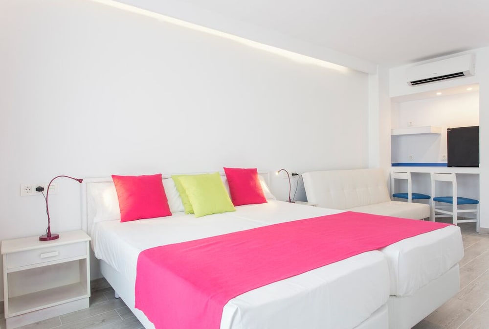 Guya Wave Hotel — Hotel rooms in Cala Ratjada, Balearic Islands