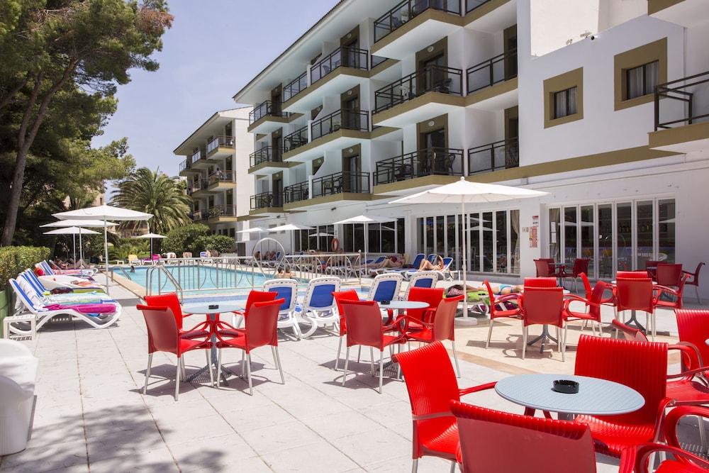 Guya Wave Hotel — Swimming pool in Cala Ratjada, Balearic Islands