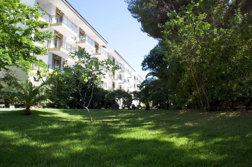 Guya Wave Hotel — Hotel building in Cala Ratjada, Balearic Islands