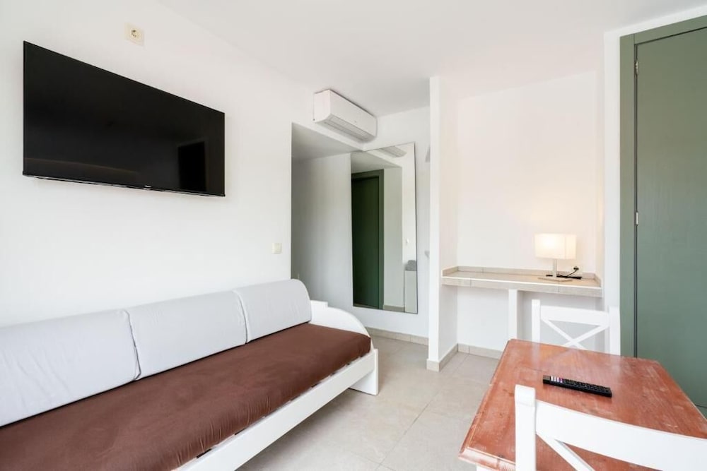 Guya Wave Hotel — Hotel rooms in Cala Ratjada, Balearic Islands