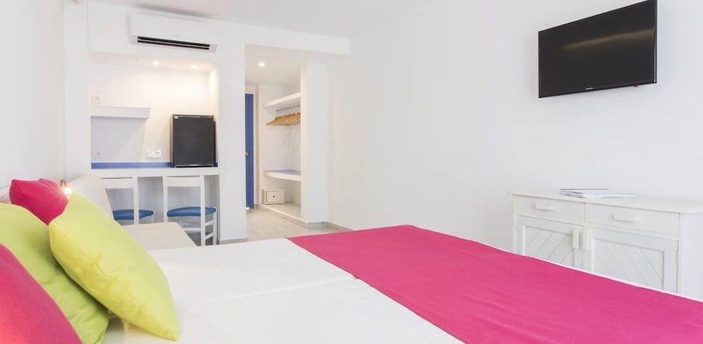 Guya Wave Hotel — Hotel rooms in Cala Ratjada, Balearic Islands
