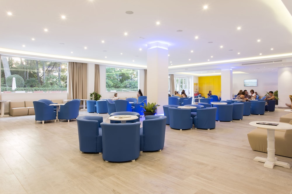 Guya Wave Hotel — Restaurant & bars in Cala Ratjada, Balearic Islands