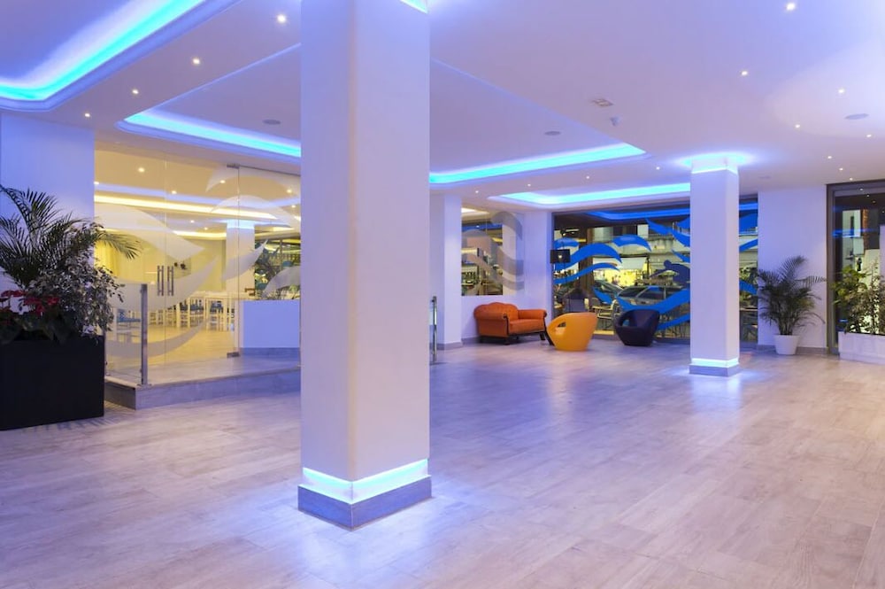 Guya Wave Hotel — Restaurant & bars in Cala Ratjada, Balearic Islands