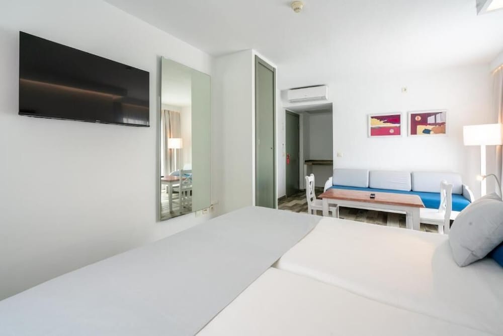 Guya Wave Hotel — Hotel rooms in Cala Ratjada, Balearic Islands