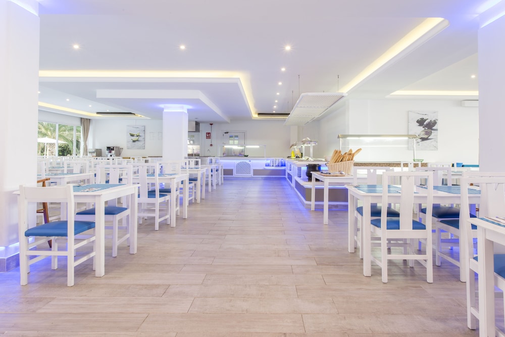 Guya Wave Hotel — Restaurant & bars in Cala Ratjada, Balearic Islands
