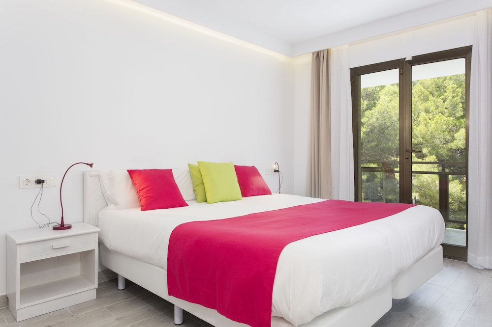 Guya Wave Hotel — Hotel rooms in Cala Ratjada, Balearic Islands