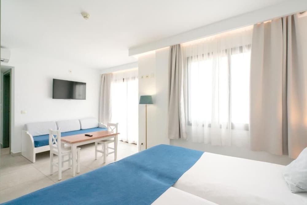 Guya Wave Hotel — Hotel rooms in Cala Ratjada, Balearic Islands