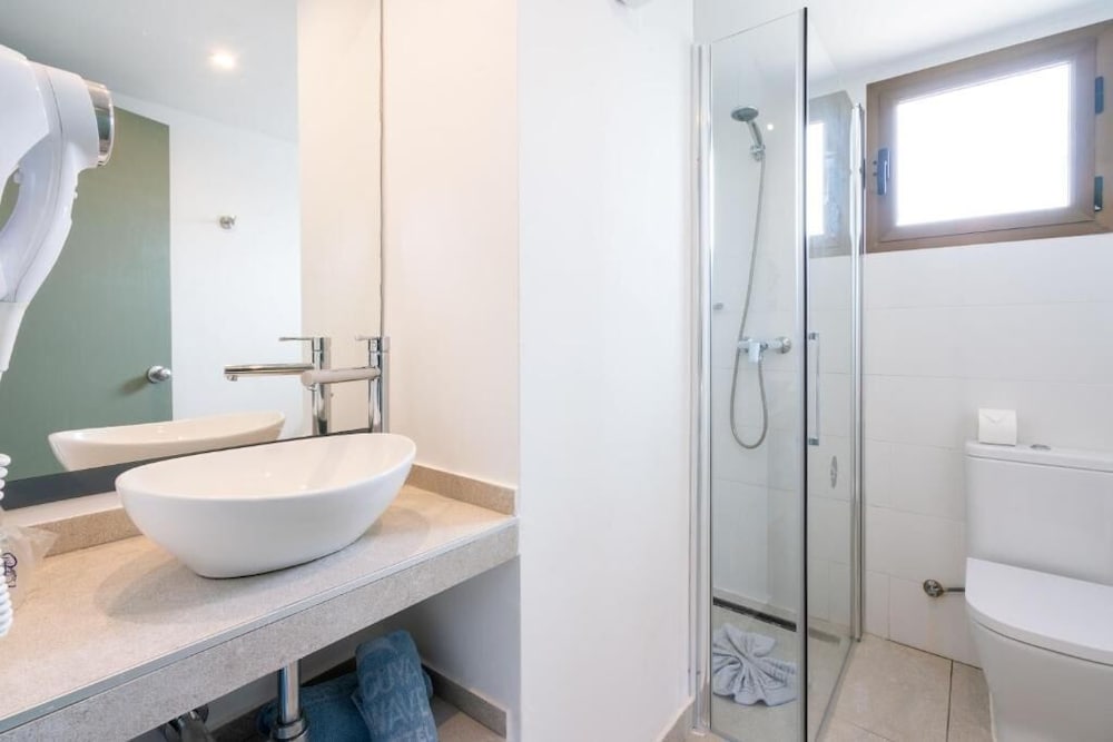 Guya Wave Hotel — Hotel rooms in Cala Ratjada, Balearic Islands