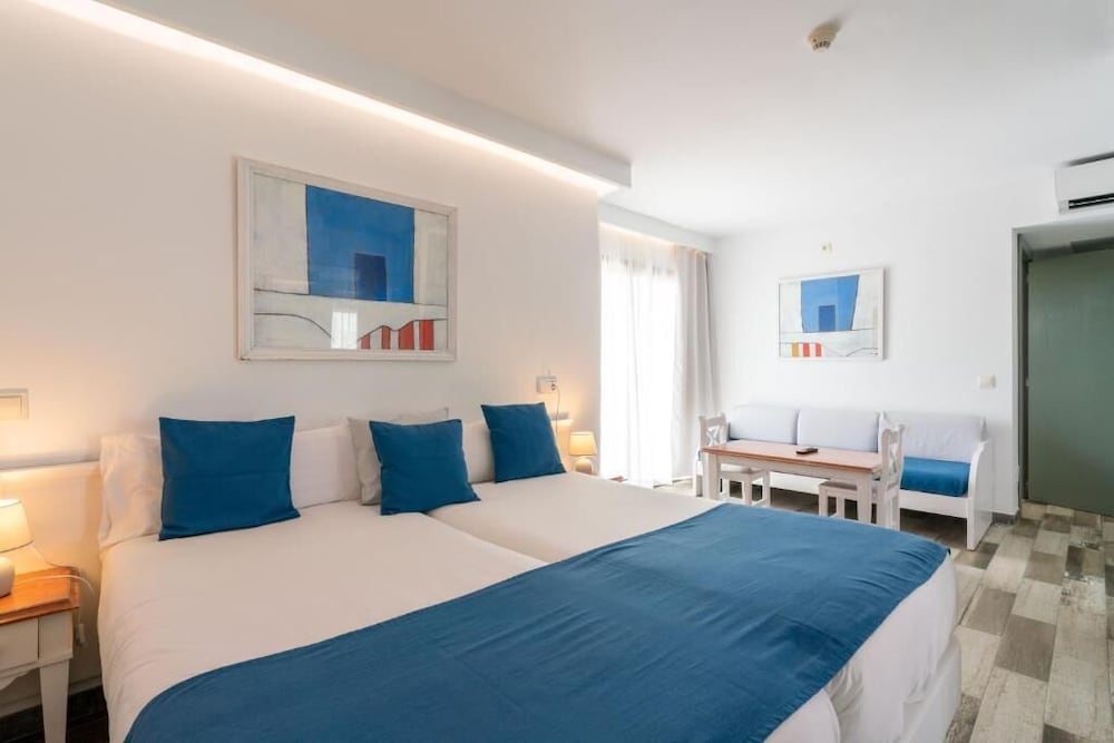 Guya Wave Hotel — Hotel rooms in Cala Ratjada, Balearic Islands