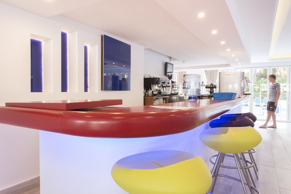 Guya Wave Hotel — Restaurant & bars in Cala Ratjada, Balearic Islands