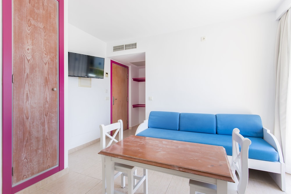 Guya Wave Hotel — Hotel rooms in Cala Ratjada, Balearic Islands