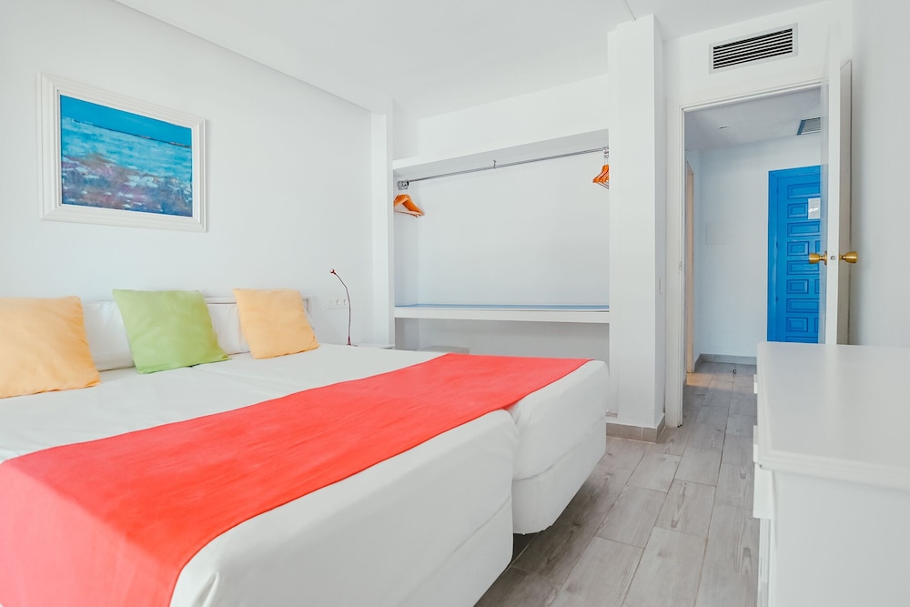 Guya Wave Hotel — Hotel rooms in Cala Ratjada, Balearic Islands