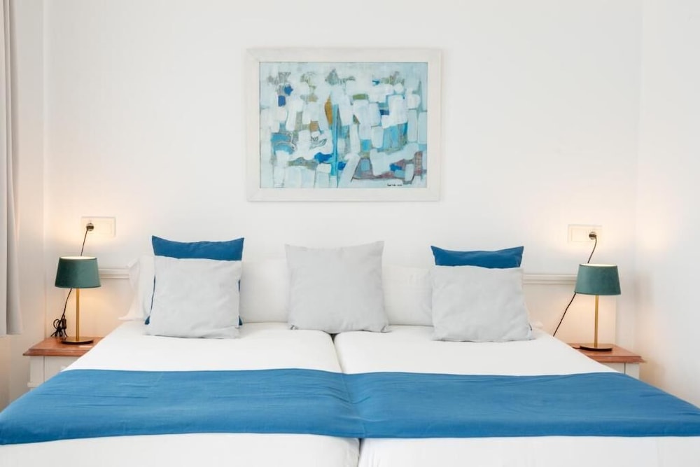 Guya Wave Hotel — Hotel rooms in Cala Ratjada, Balearic Islands
