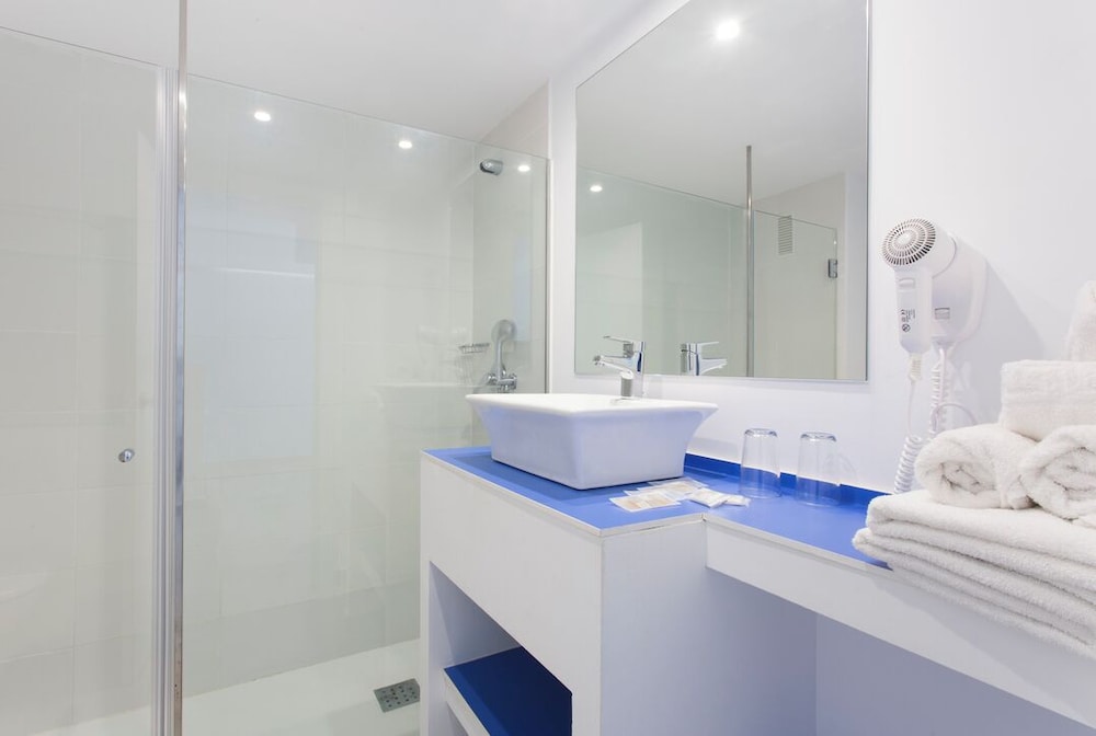 Guya Wave Hotel — Hotel rooms in Cala Ratjada, Balearic Islands