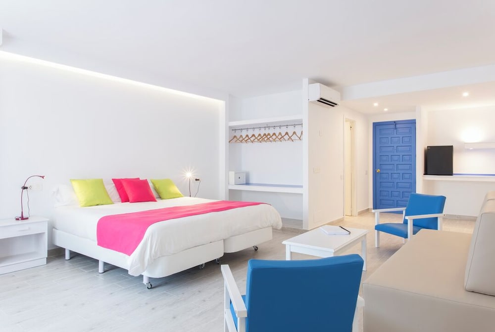 Guya Wave Hotel — Hotel rooms in Cala Ratjada, Balearic Islands