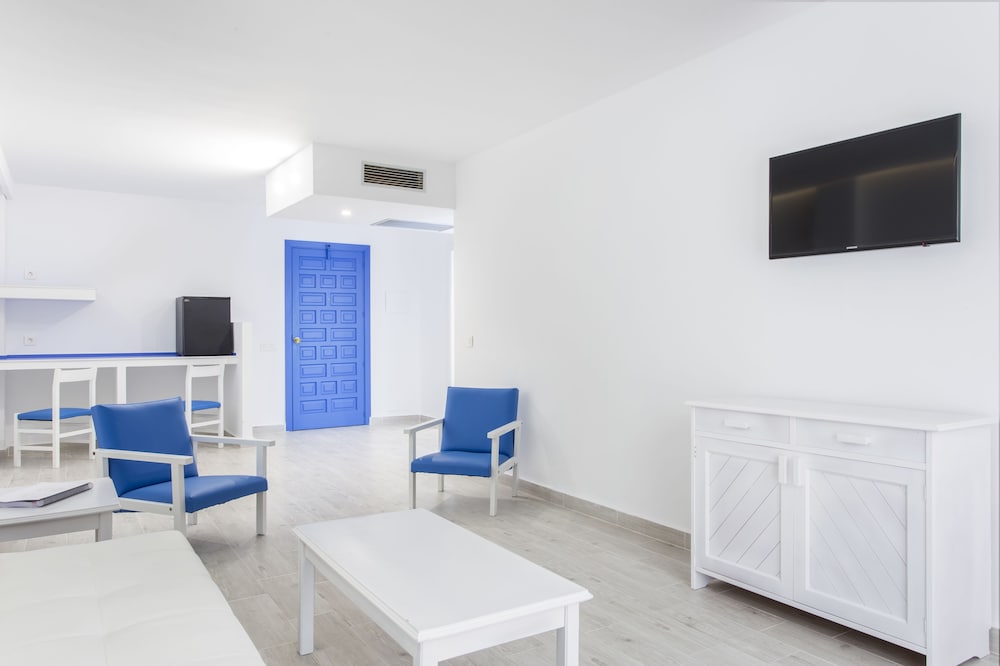 Guya Wave Hotel — Hotel rooms in Cala Ratjada, Balearic Islands