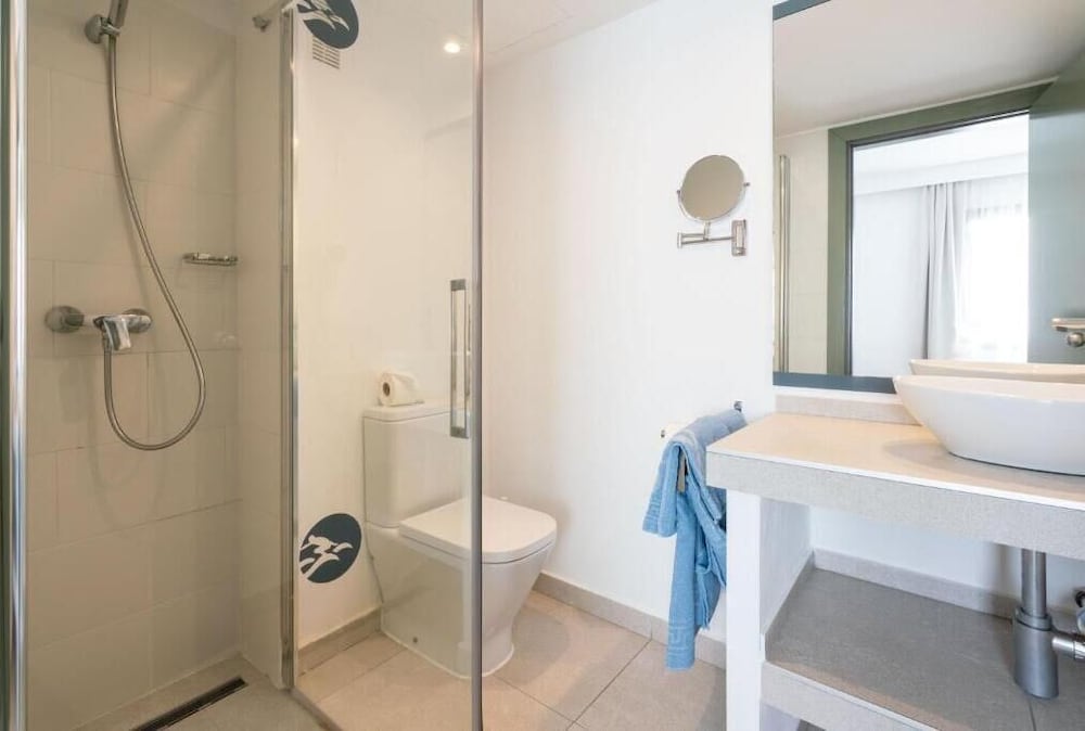 Guya Wave Hotel — Hotel rooms in Cala Ratjada, Balearic Islands