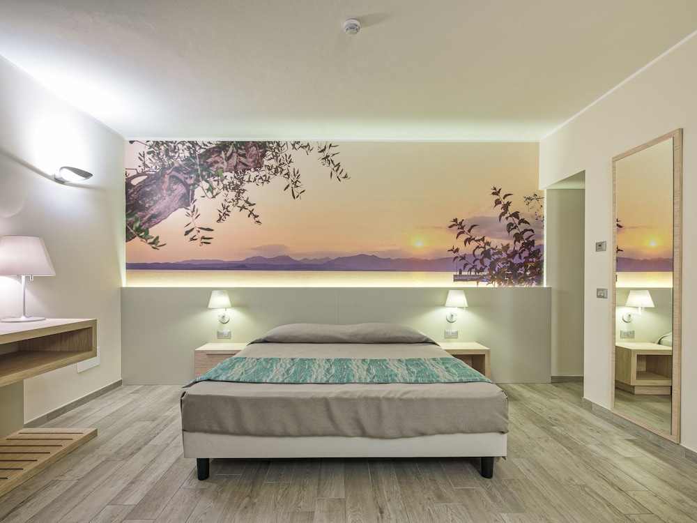 Hotel Cristina — Hotel rooms in Limone sul Garda, Lombardy
