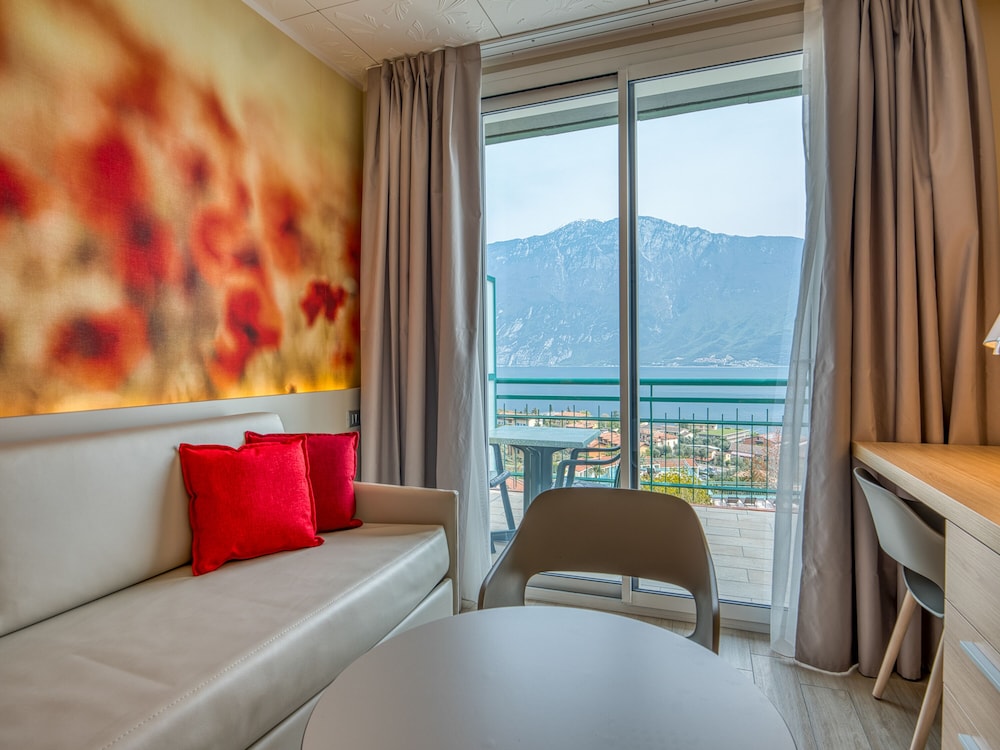 Hotel Cristina — Hotel rooms in Limone sul Garda, Lombardy