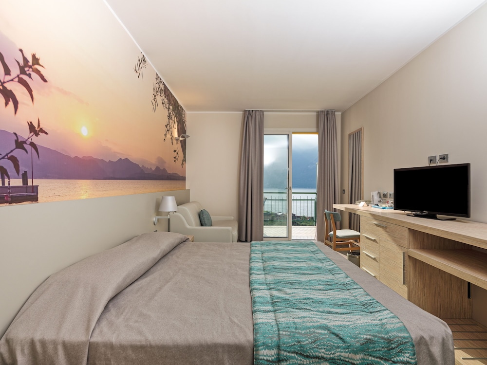 Hotel Cristina — Hotel rooms in Limone sul Garda, Lombardy