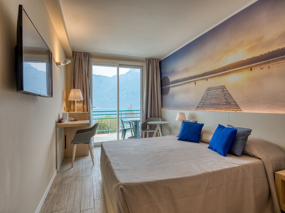 Hotel Cristina — Hotel rooms in Limone sul Garda, Lombardy