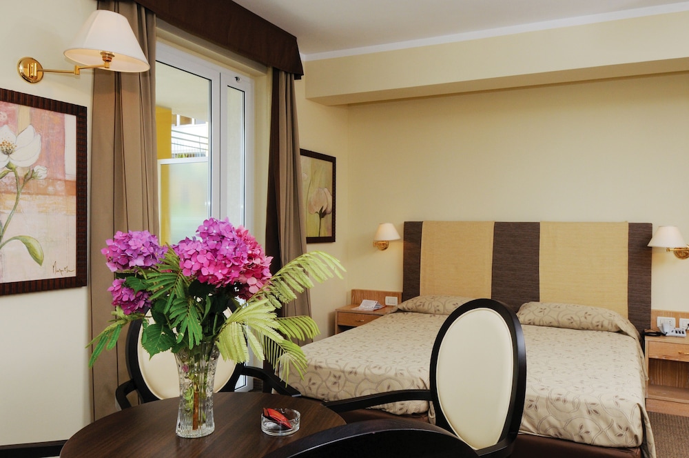 Hotel Cristina — Hotel rooms in Limone sul Garda, Lombardy
