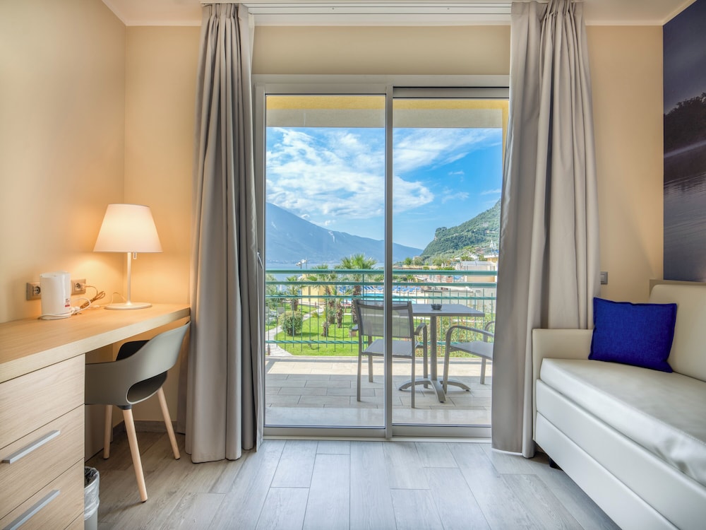Hotel Cristina — Hotel rooms in Limone sul Garda, Lombardy