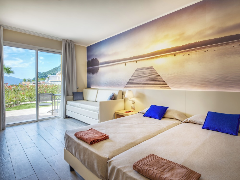 Hotel Cristina — Hotel rooms in Limone sul Garda, Lombardy