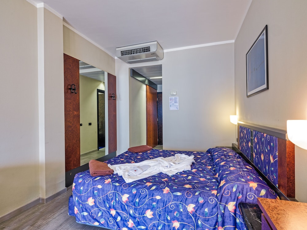 Hotel Cristina — Hotel rooms in Limone sul Garda, Lombardy