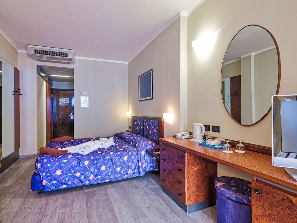 Hotel Cristina — Hotel rooms in Limone sul Garda, Lombardy