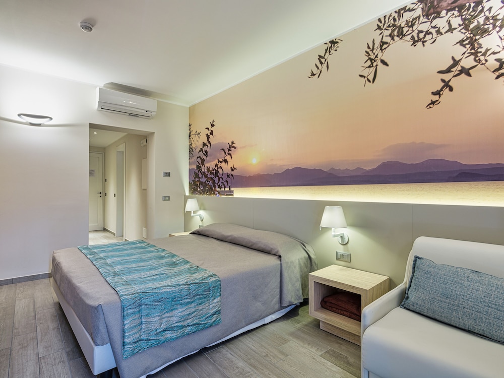 Hotel Cristina — Hotel rooms in Limone sul Garda, Lombardy