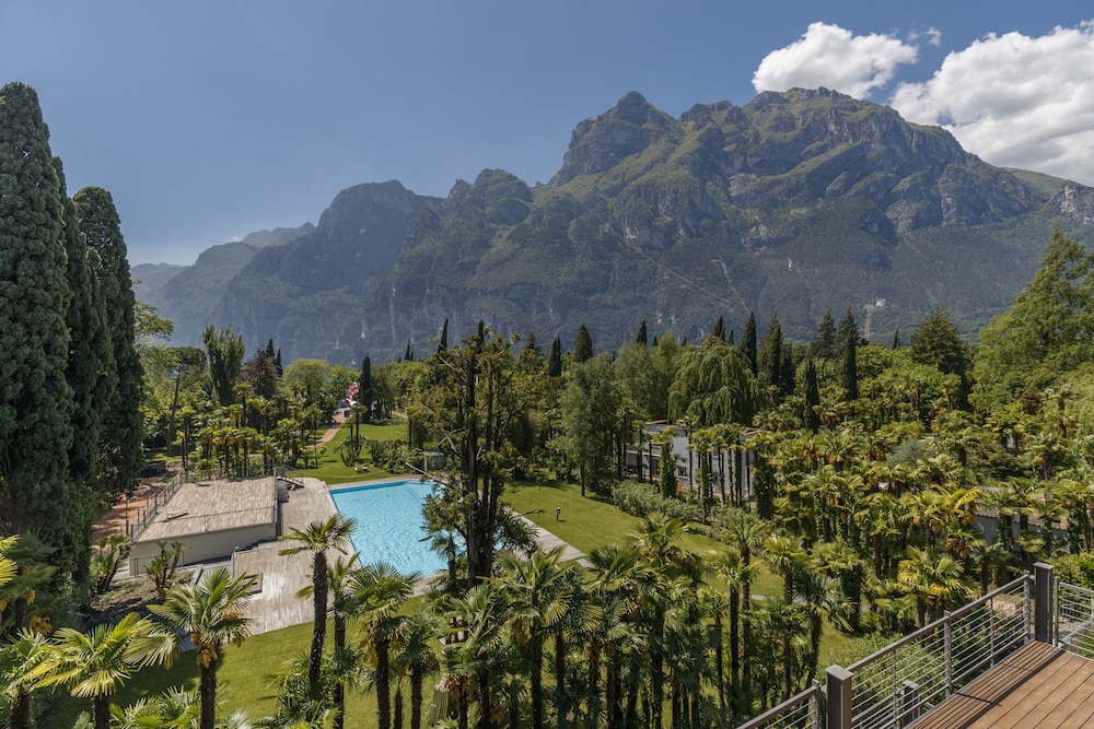 Du Lac et Du Parc Grand Resort — Swimming pool in Riva del Garda, Trentino-Alto Adige