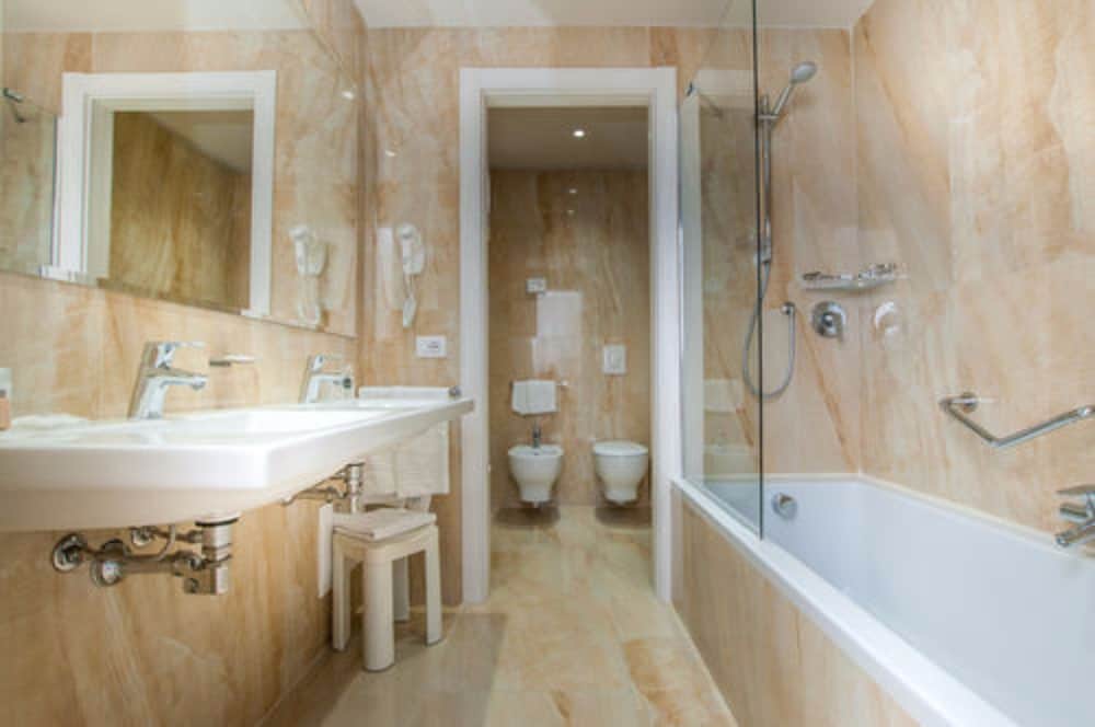 Hotel Du Parc — Hotel rooms in Sirmione, Lombardy