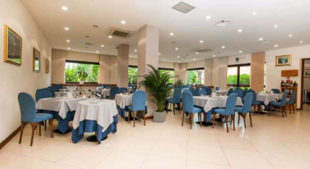 Hotel Du Parc — Restaurant & bars in Sirmione, Lombardy