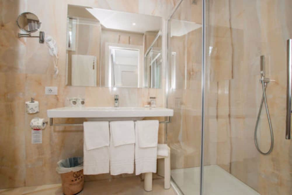Hotel Du Parc — Hotel rooms in Sirmione, Lombardy