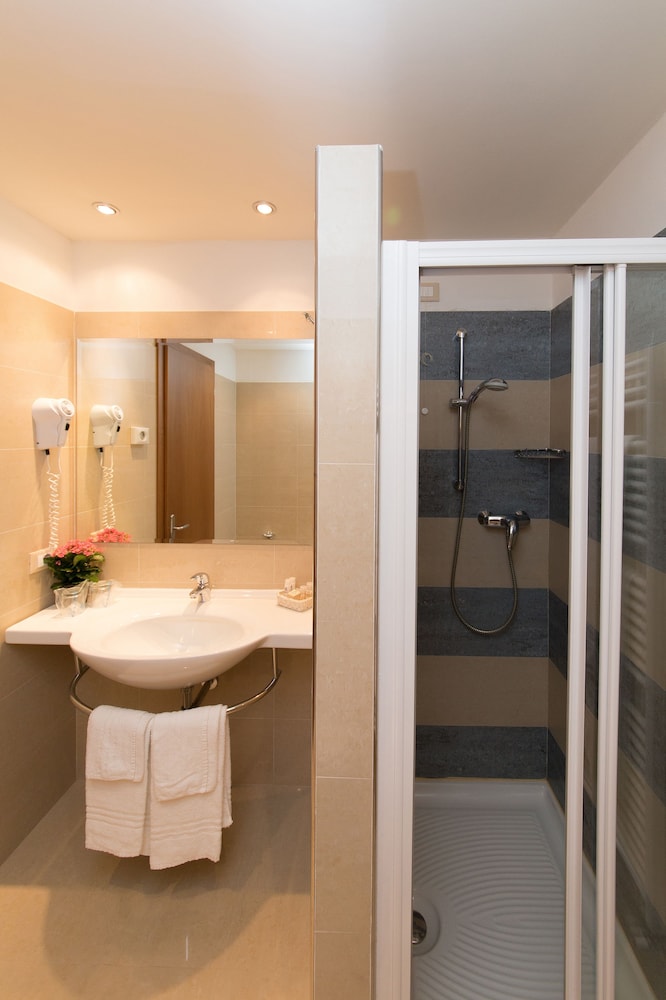 Hotel Du Parc — Hotel rooms in Sirmione, Lombardy