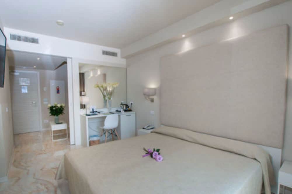 Hotel Du Parc — Hotel rooms in Sirmione, Lombardy