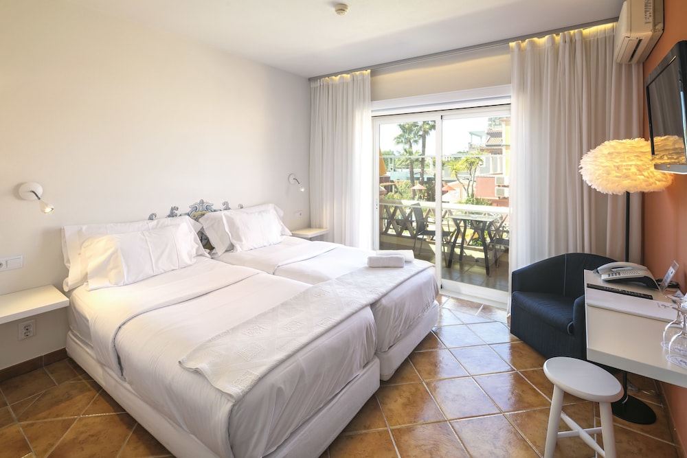 Costa D’Oiro Ambiance Village — Hotel rooms in Lagos, Faro