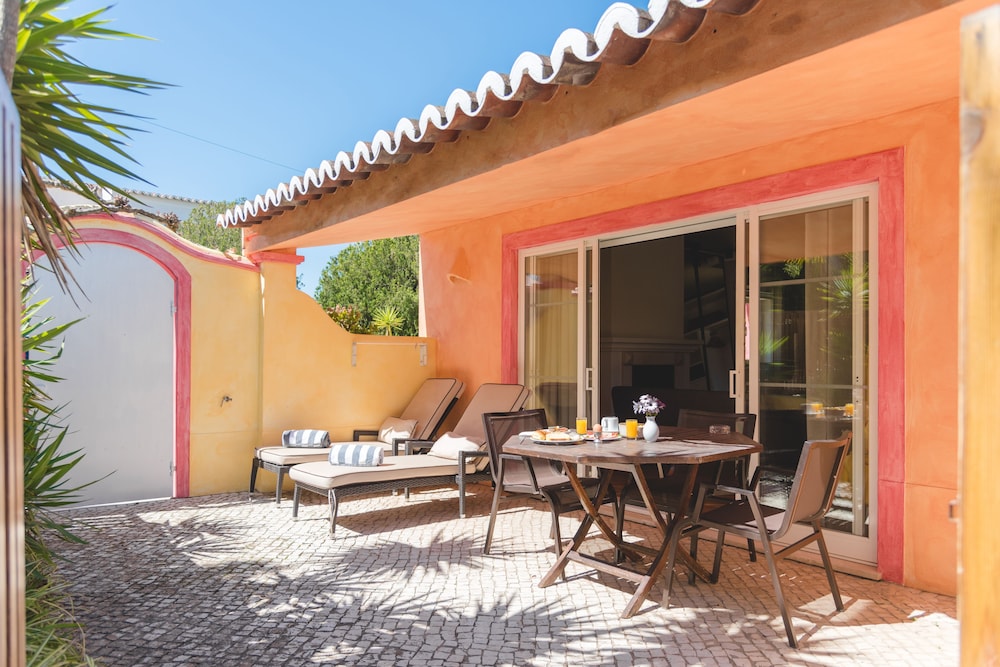 Costa D’Oiro Ambiance Village — Hotel building in Lagos, Faro