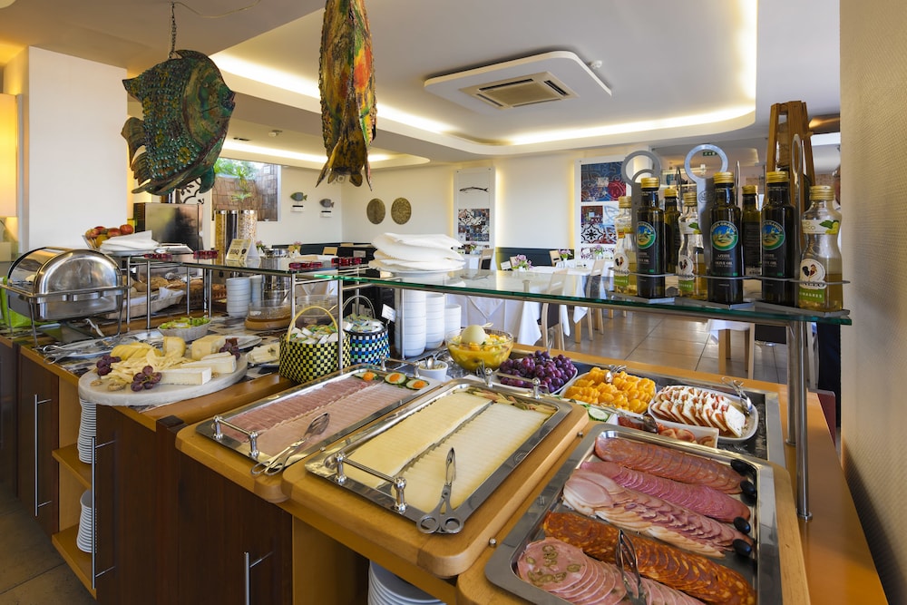 Costa D’Oiro Ambiance Village — Restaurant & bars in Lagos, Faro