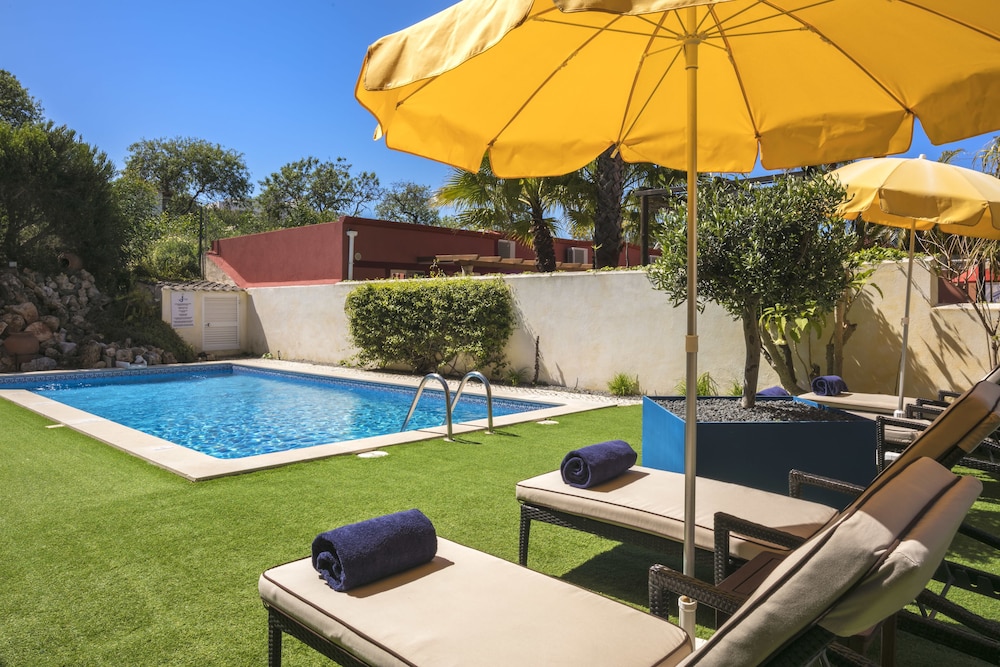 Costa D’Oiro Ambiance Village — Swimming pool in Lagos, Faro