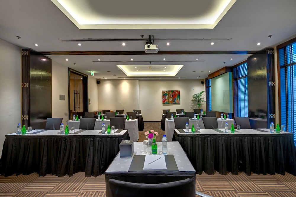 Mercure Gold Hotel Jumeirah Dubai by Accor — Hotel building in Dubai