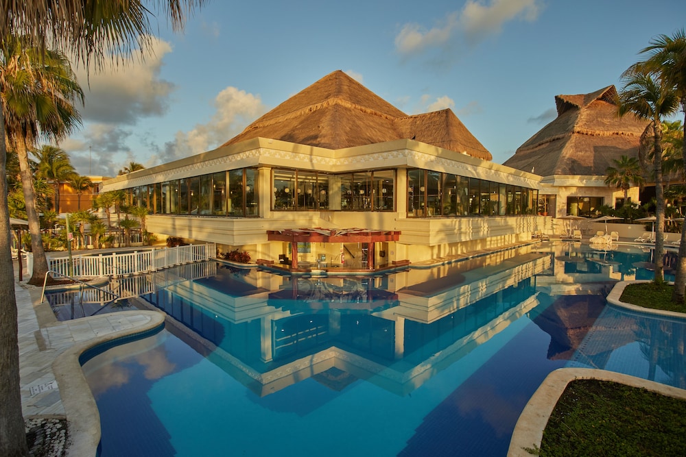 Bahia Principe Explore Akumal - Hyatt Inclusive Collection - All Inclusive - Renovated 2026 — Pool in Akumal, Quintana Roo