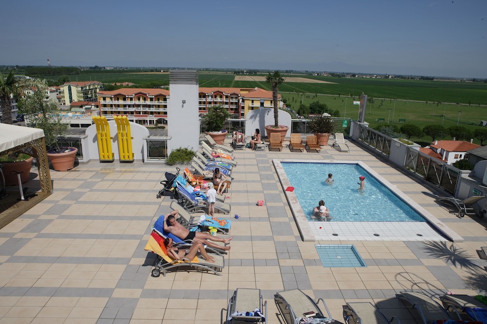 Eraclea Palace Hotel — Swimming pool in Eraclea Mare, Veneto