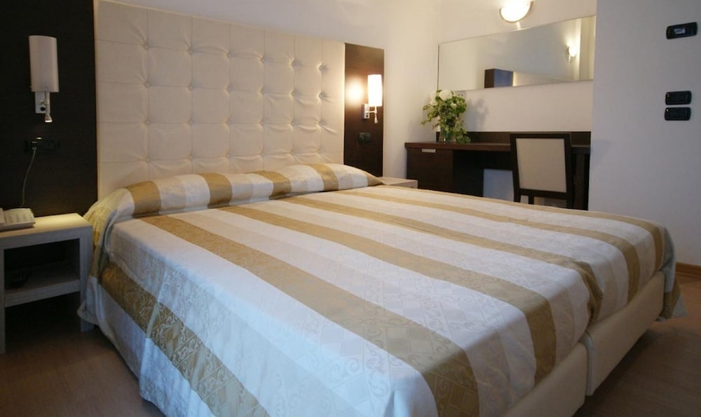 Eraclea Palace Hotel — Hotel rooms in Eraclea Mare, Veneto