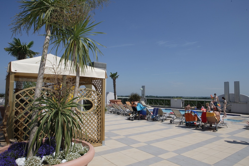 Eraclea Palace Hotel — Swimming pool in Eraclea Mare, Veneto
